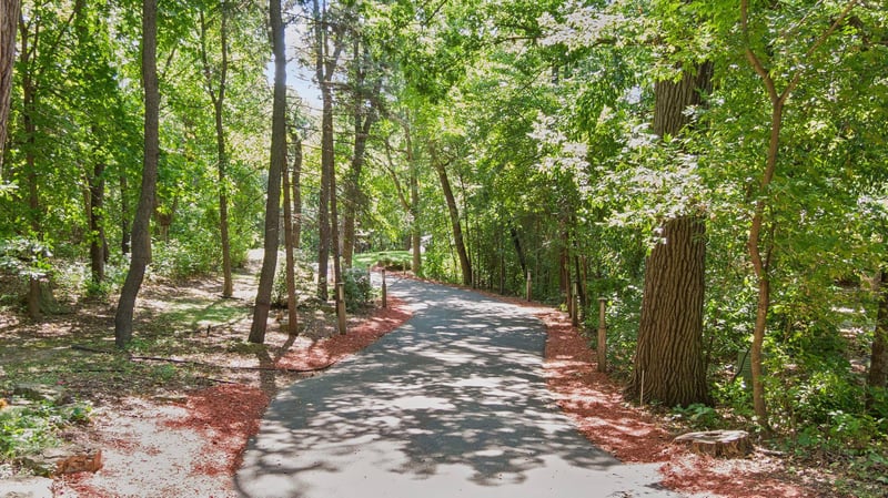 4 Thrush Ln, North Oaks, MN 55127