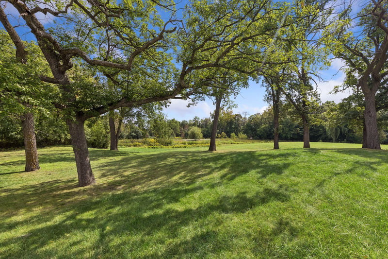 555 Bushaway Rd, Wayzata, MN 55391