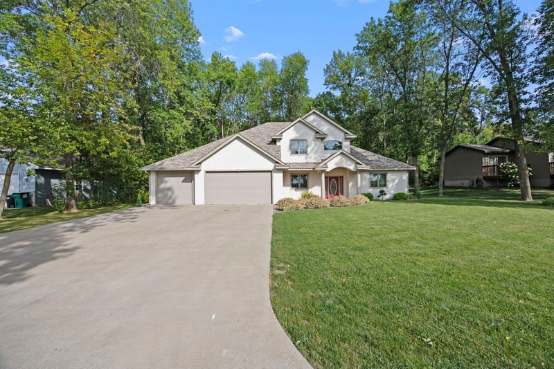 3214 Shorewood Dr, Rush City, MN 55069
