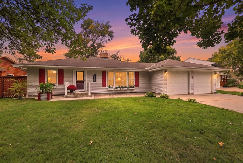 137 N Morningside Dr, Le Sueur, MN 56058