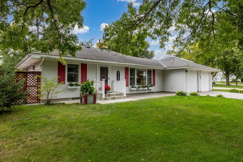 137 N Morningside Dr, Le Sueur, MN 56058