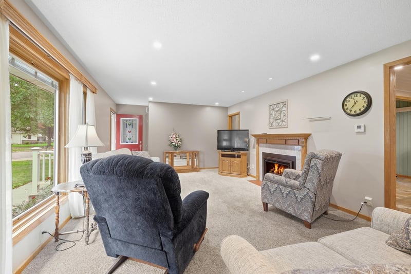 137 N Morningside Dr, Le Sueur, MN 56058
