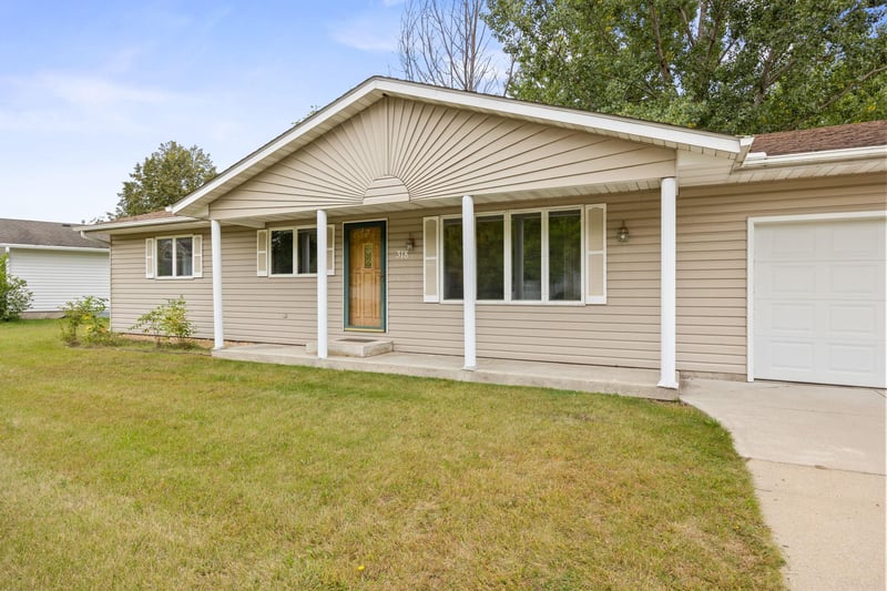 318 Stoney Point Rd SW, Hutchinson, MN 55350