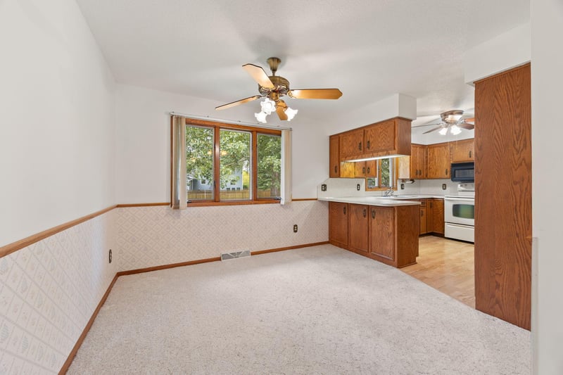 318 Stoney Point Rd SW, Hutchinson, MN 55350