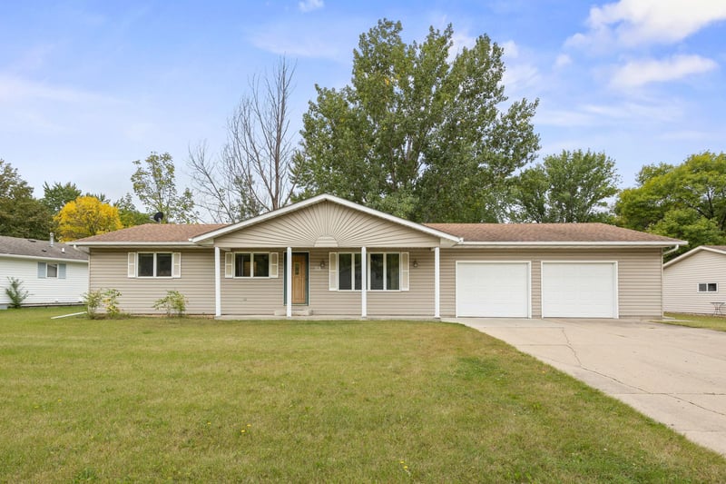 318 Stoney Point Rd SW, Hutchinson, MN 55350