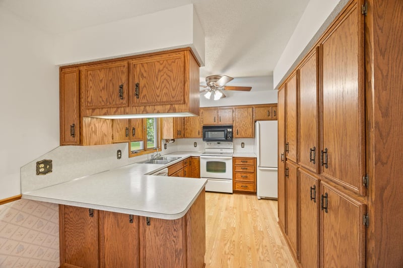 318 Stoney Point Rd SW, Hutchinson, MN 55350