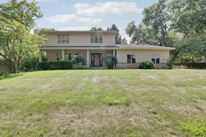 8359 Amsden Ridge Dr, Bloomington, MN 55438