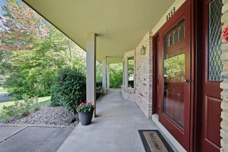 8359 Amsden Ridge Dr, Bloomington, MN 55438