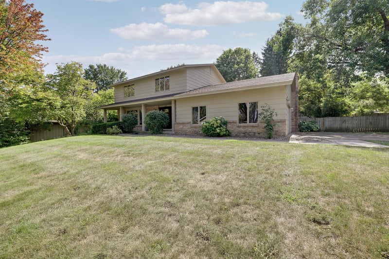 8359 Amsden Ridge Dr, Bloomington, MN 55438