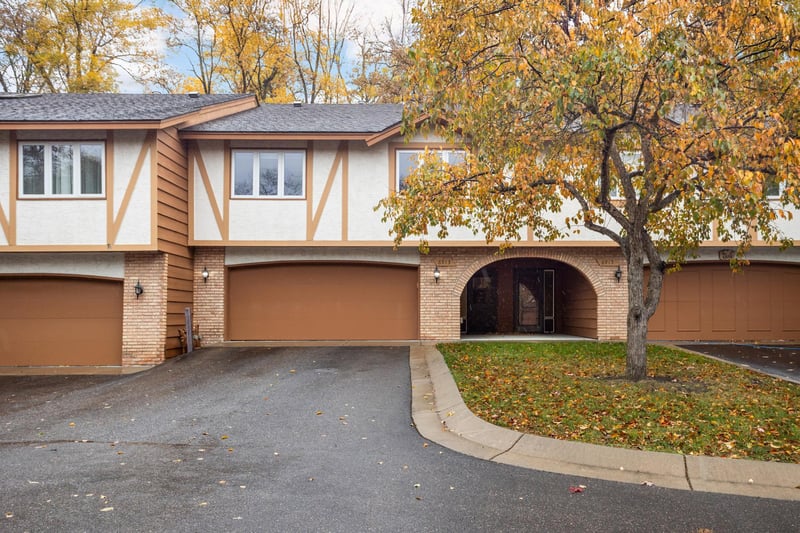 6913 Edenvale Blvd, Eden Prairie, MN 55346