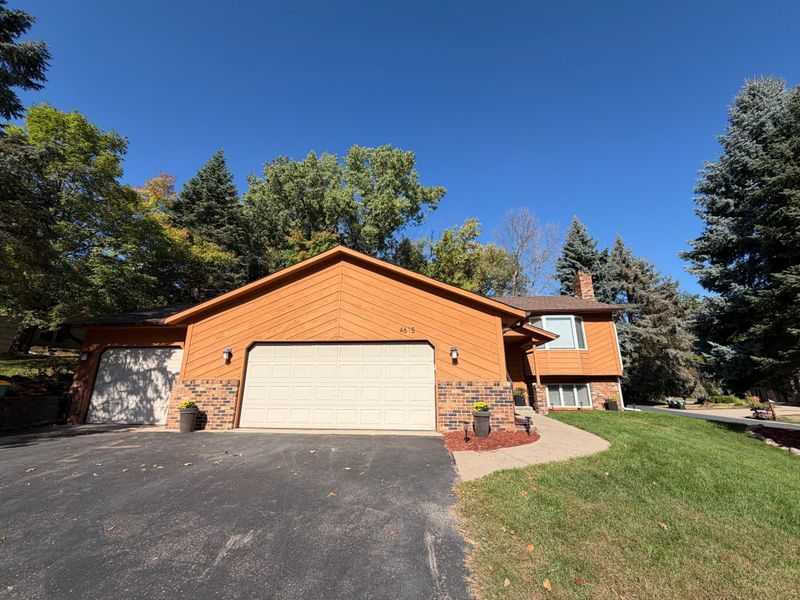 4615 Parkridge Dr, Eagan, MN 55123