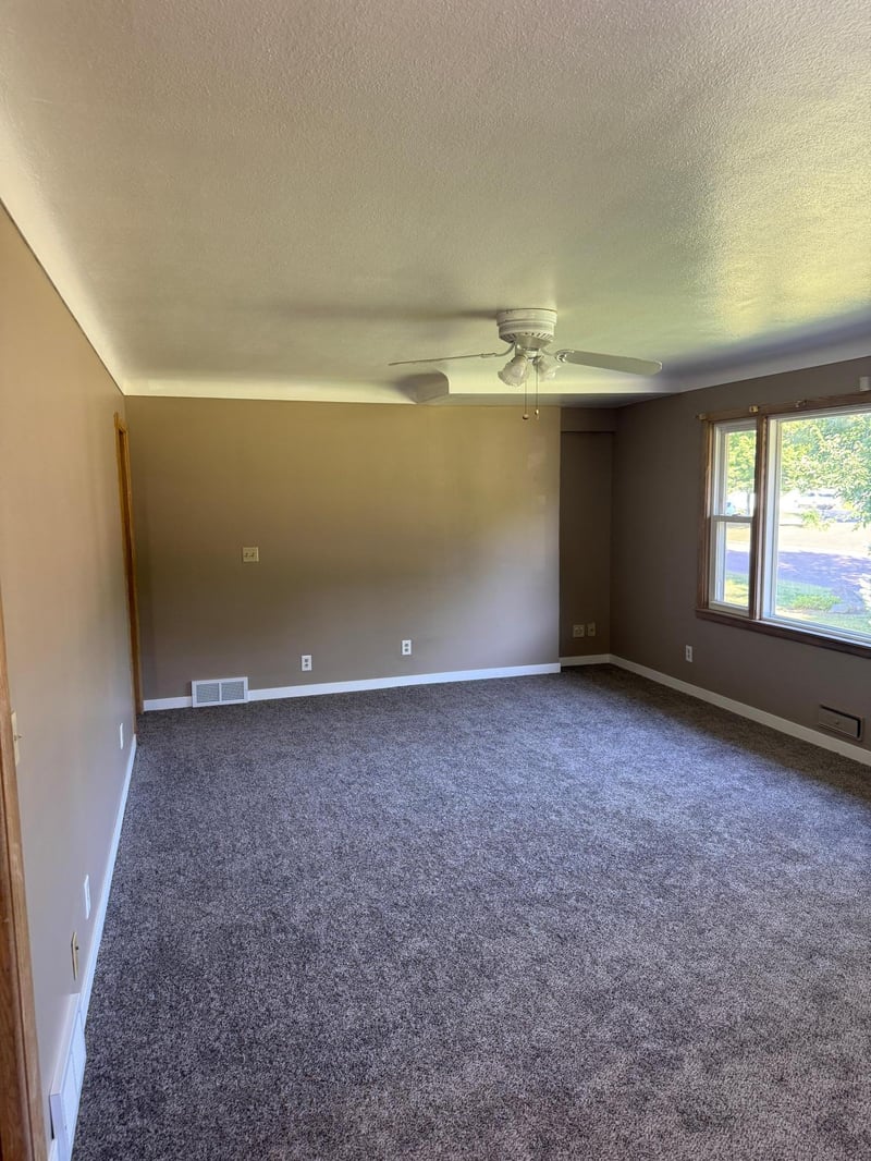 435 W Ottawa St, Le Center, MN 56057