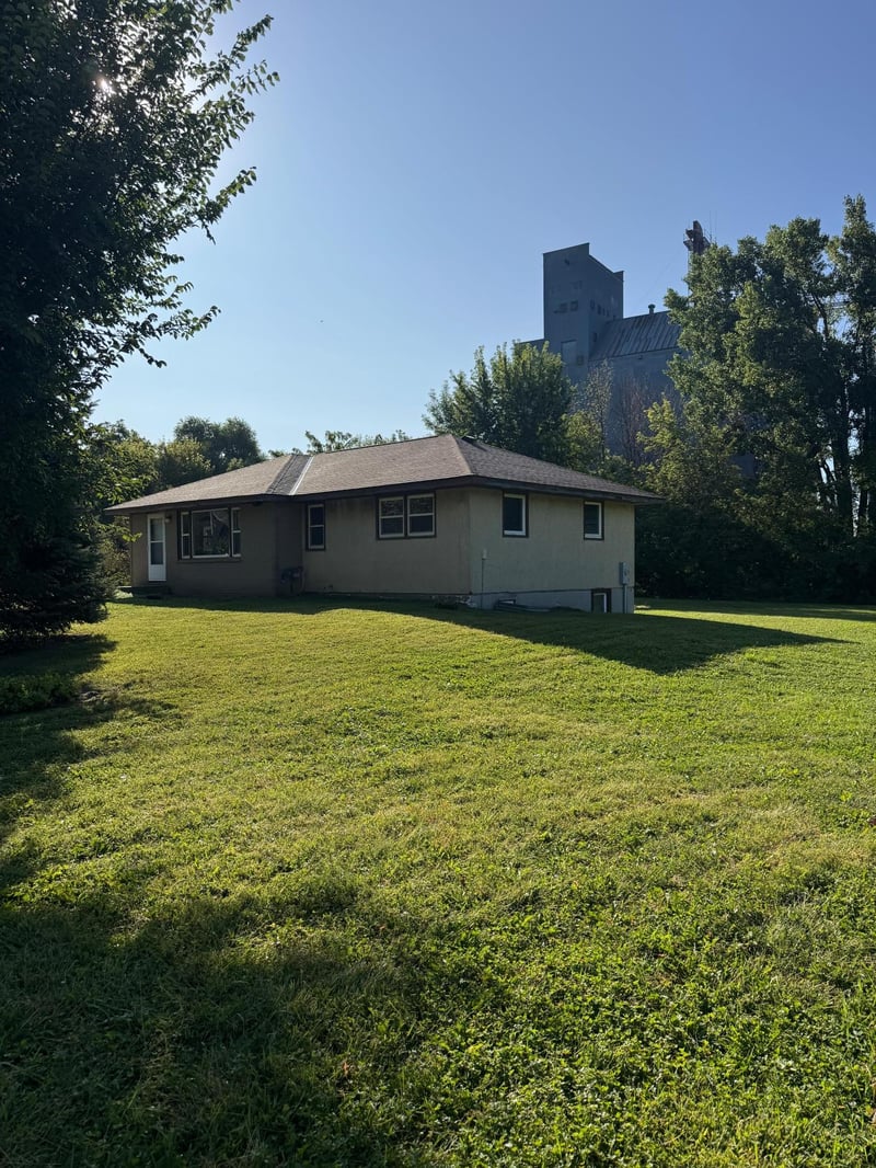 435 W Ottawa St, Le Center, MN 56057