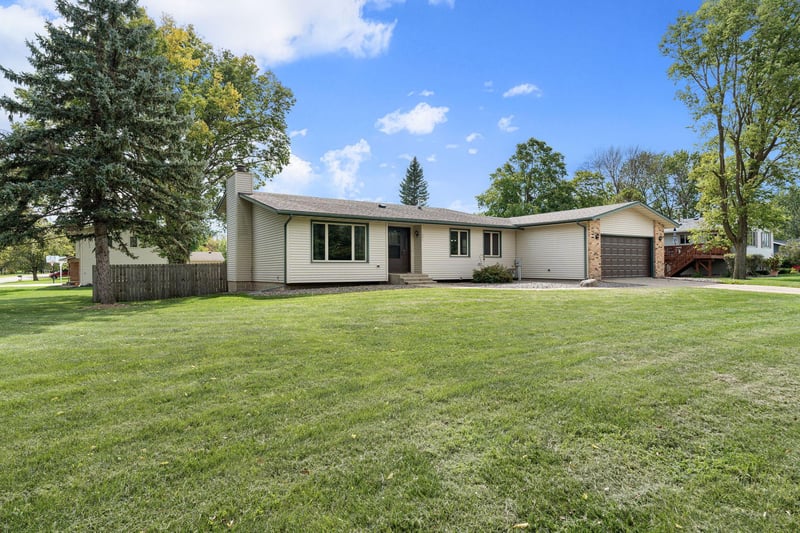 1395 Oakwood Ln, Owatonna, MN 55060