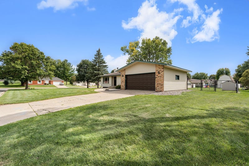 1395 Oakwood Ln, Owatonna, MN 55060