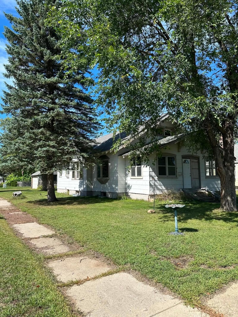 227 3rd St SW, Staples, MN 56479