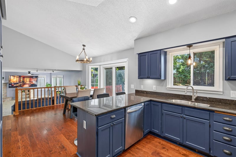 16025 Grove Trl, Lakeville, MN 55044