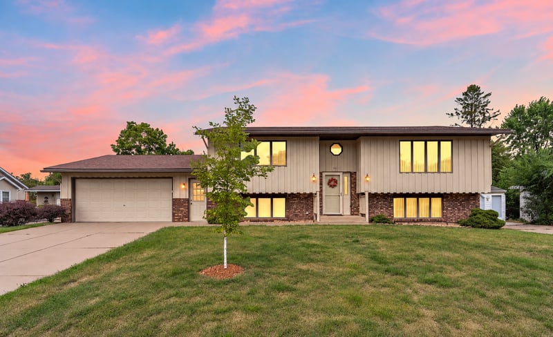 361 Eldridge Ave E, Maplewood, MN 55117