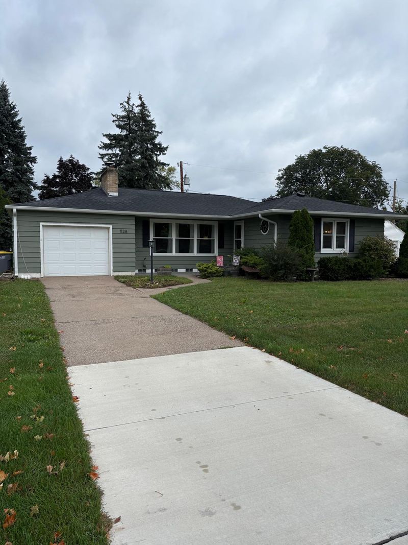 528 S 6th St, La Crescent, MN 55947