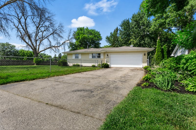 3818 W 103rd St, Bloomington, MN 55431