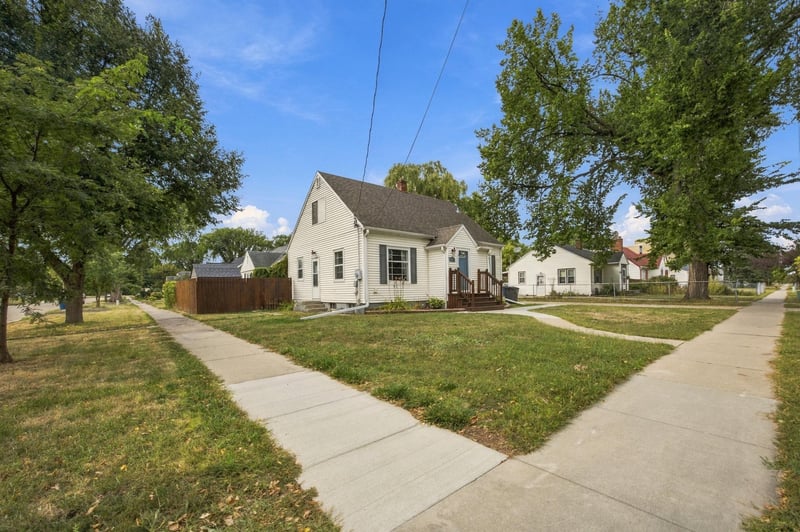 601 11th St N, Moorhead, MN 56560