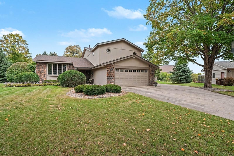 712 Highland Dr, New Prague, MN 56071