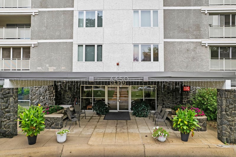 6450 York Ave S #207, Edina, MN 55435