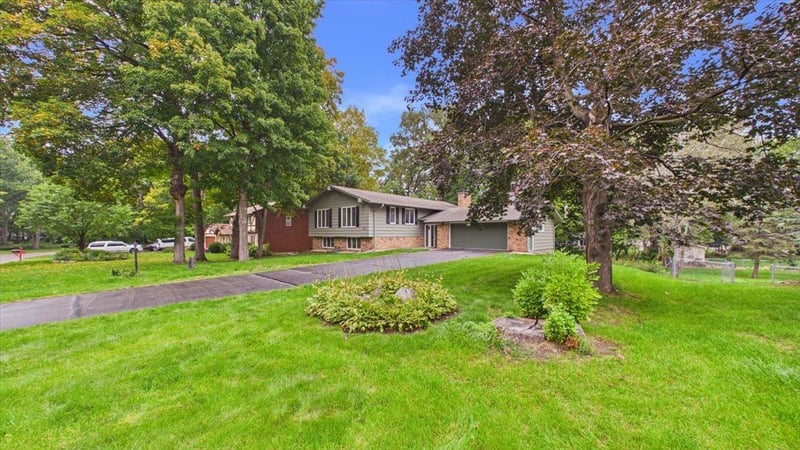 2230 Urbandale Ln N, Plymouth, MN 55447