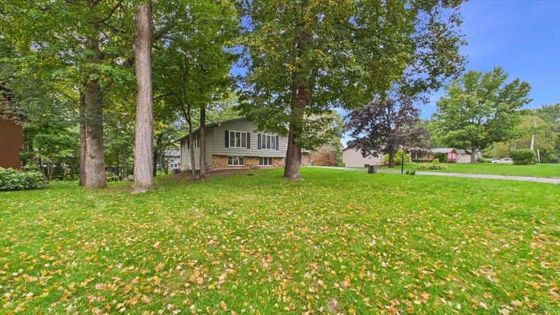 2230 Urbandale Ln N, Plymouth, MN 55447