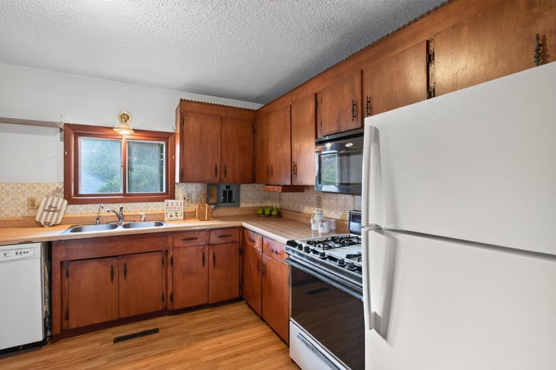 2308 Hadley Ave N, Oakdale, MN 55128