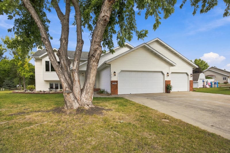 1701 33 1/2 St S, Moorhead, MN 56560