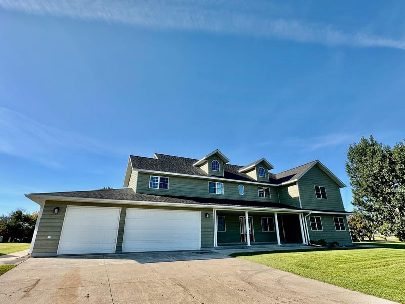 310 7th St SW, Roseau, MN 56751