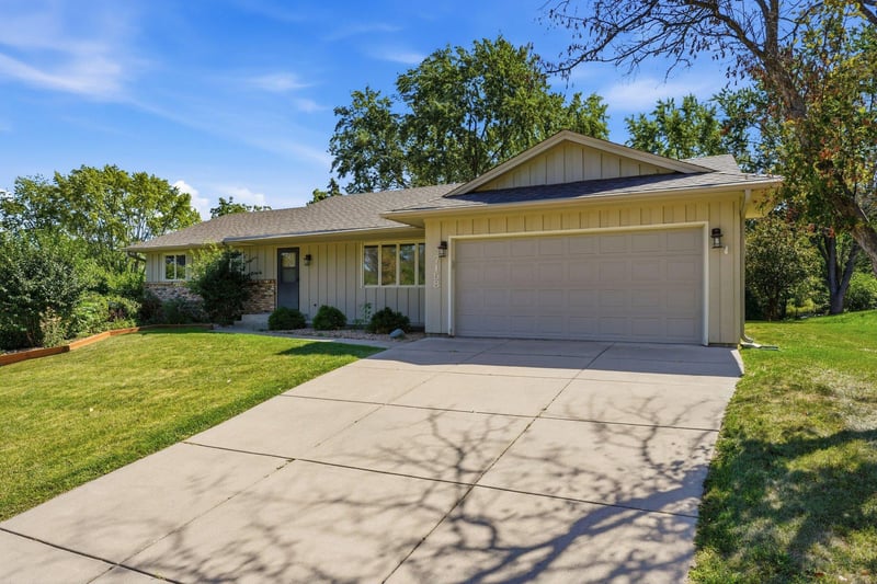 7158 Upper 139th St W, Apple Valley, MN 55124