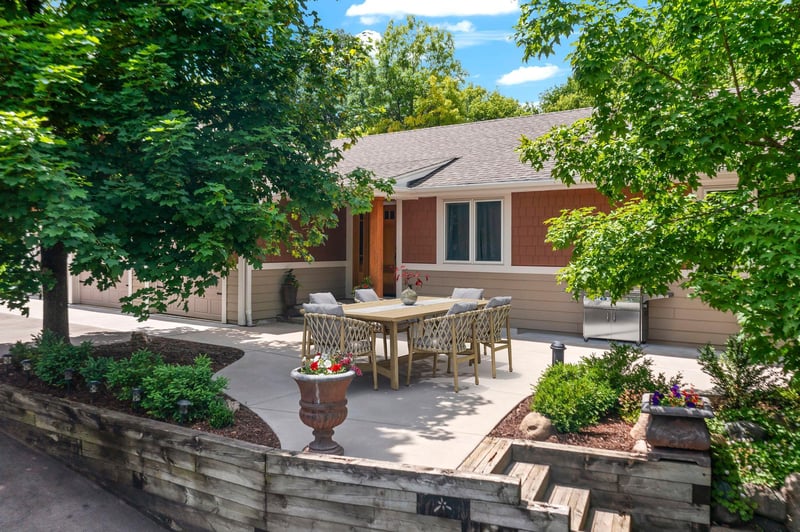 940 Trail Ct, Eagan, MN 55123