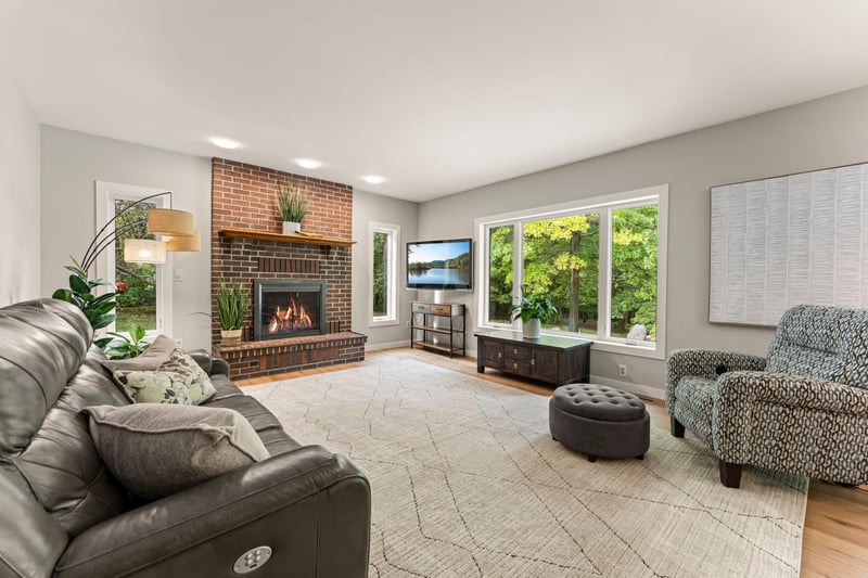 940 Trail Ct, Eagan, MN 55123