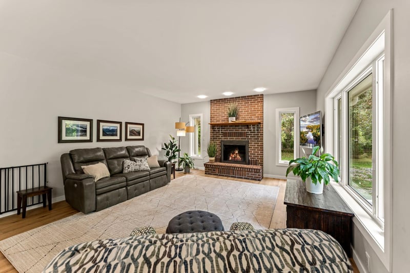 940 Trail Ct, Eagan, MN 55123