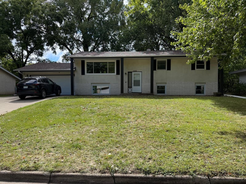 406 Centennial Dr, Roseville, MN 55113