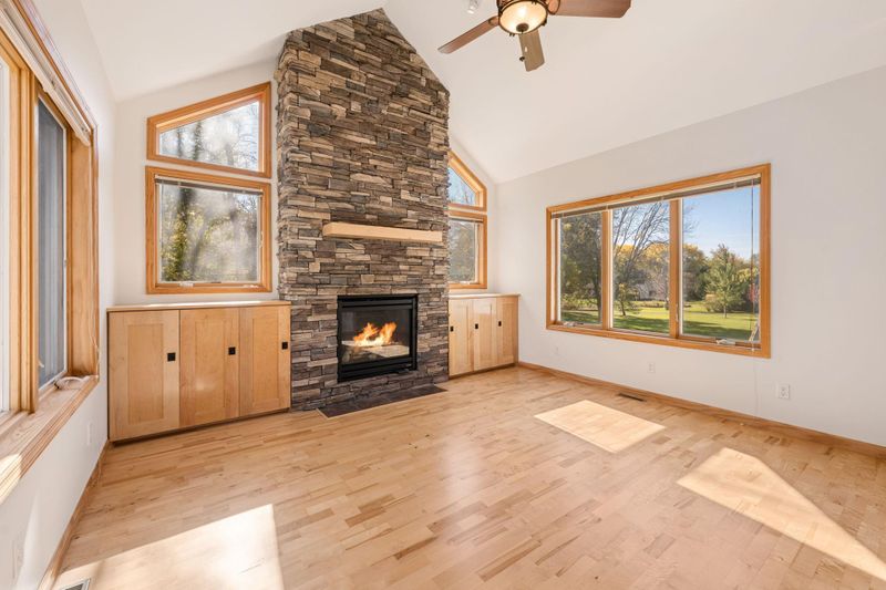 787 Ashley Dr, Chaska, MN 55318