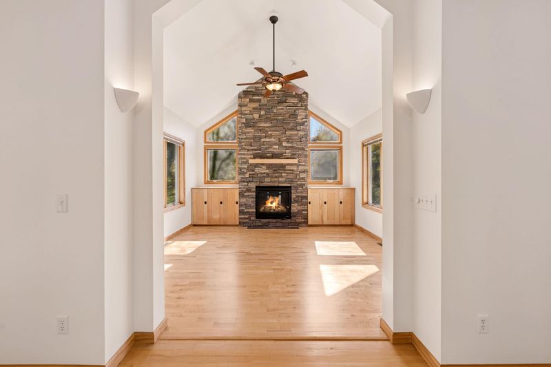 787 Ashley Dr, Chaska, MN 55318