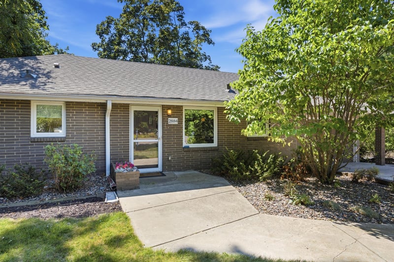 2884 W Owasso Blvd, Roseville, MN 55113