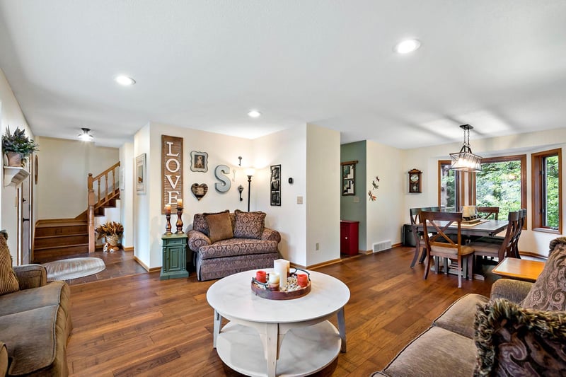 112112 Haering Cir, Chaska, MN 55318