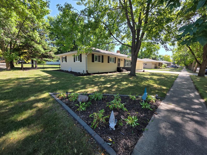 302 10th St SE, Barnesville, MN 56514
