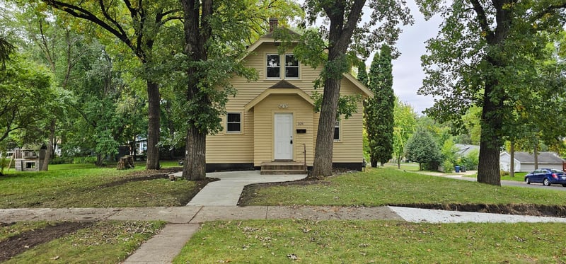329 W Birch Ave, Fergus Falls, MN 56537