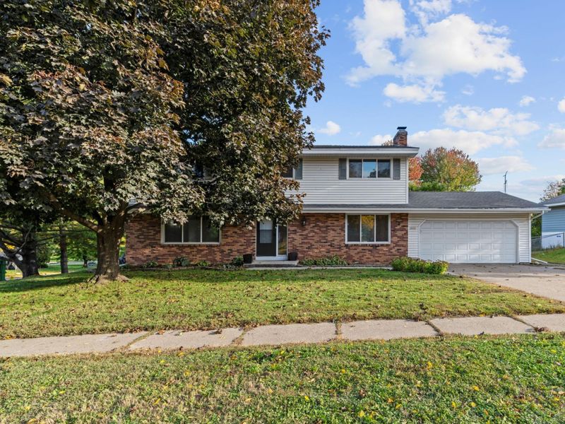 2600 River Hills Dr, Burnsville, MN 55337