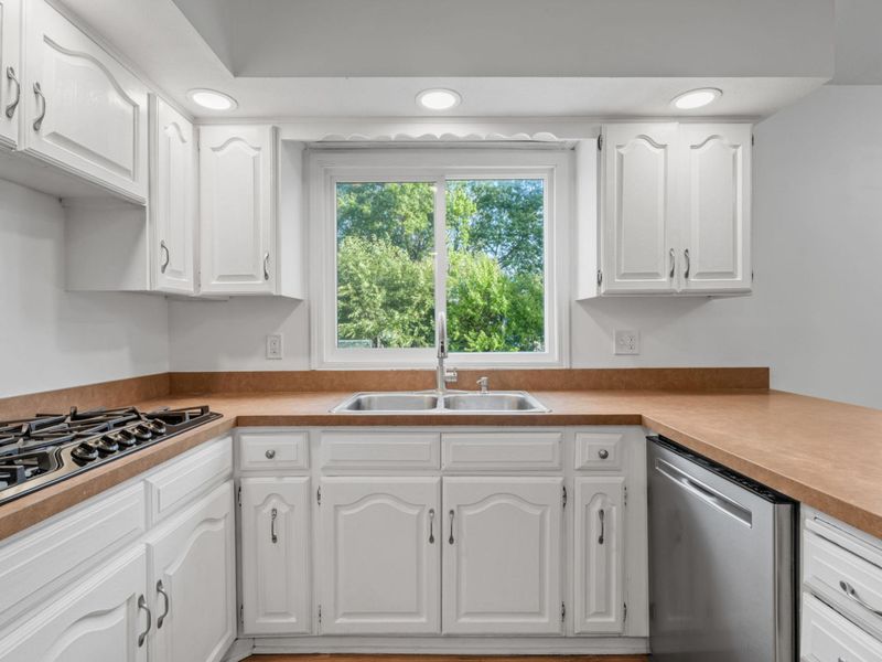 2600 River Hills Dr, Burnsville, MN 55337