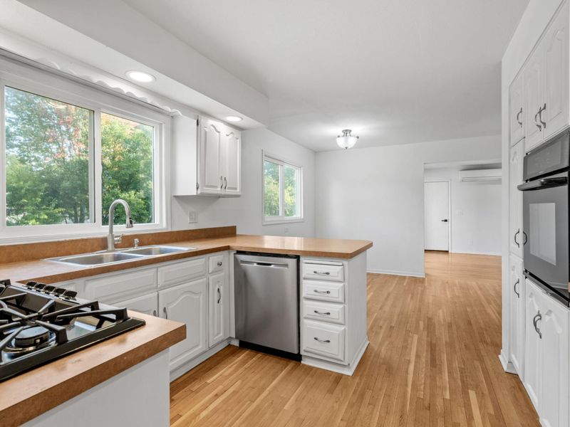 2600 River Hills Dr, Burnsville, MN 55337