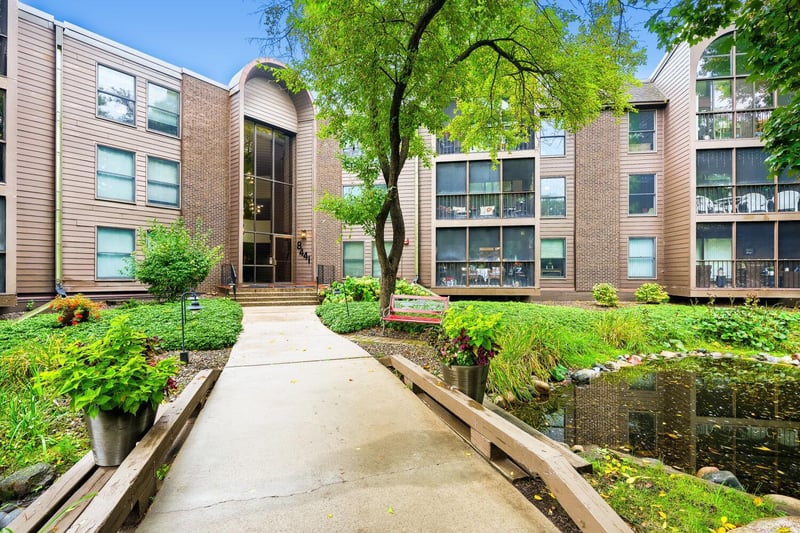 8441 Irwin Rd #106, Bloomington, MN 55437