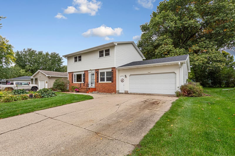 1100 Mitchell Dr, Faribault, MN 55021