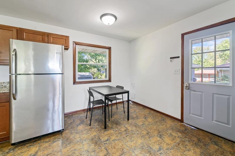2727 Woodbridge St, Roseville, MN 55113