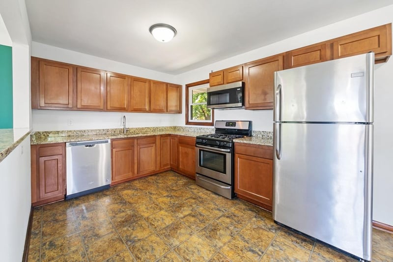 2727 Woodbridge St, Roseville, MN 55113